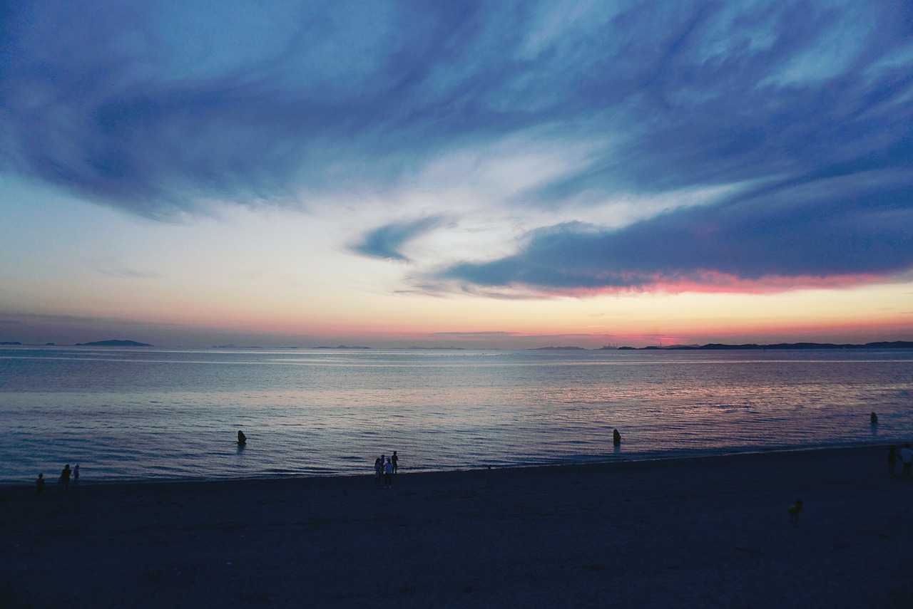 Sunset Sea Beach People Tourists  - junyhealing / Pixabay