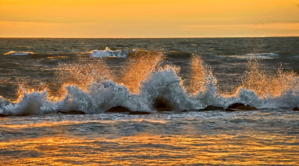Sunset Sea Waves Splash Ocean  - lillolillolillo / Pixabay