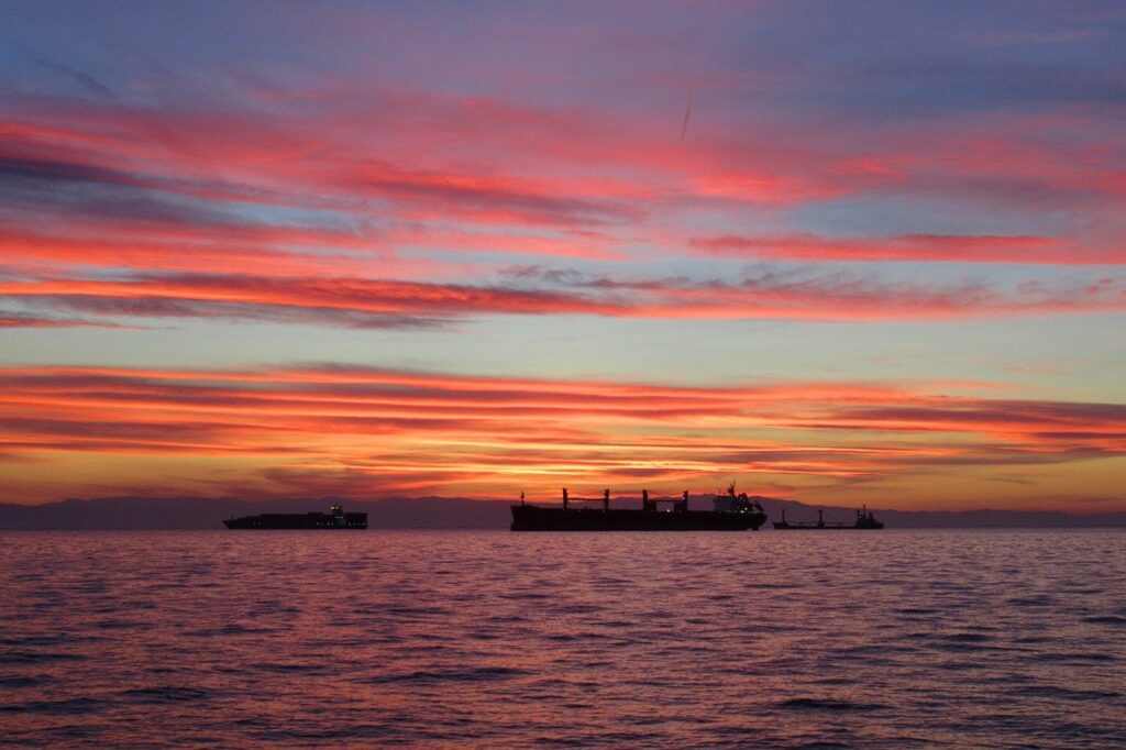 Sunset Ships Sea Sky Clouds  - papazachariasa / Pixabay