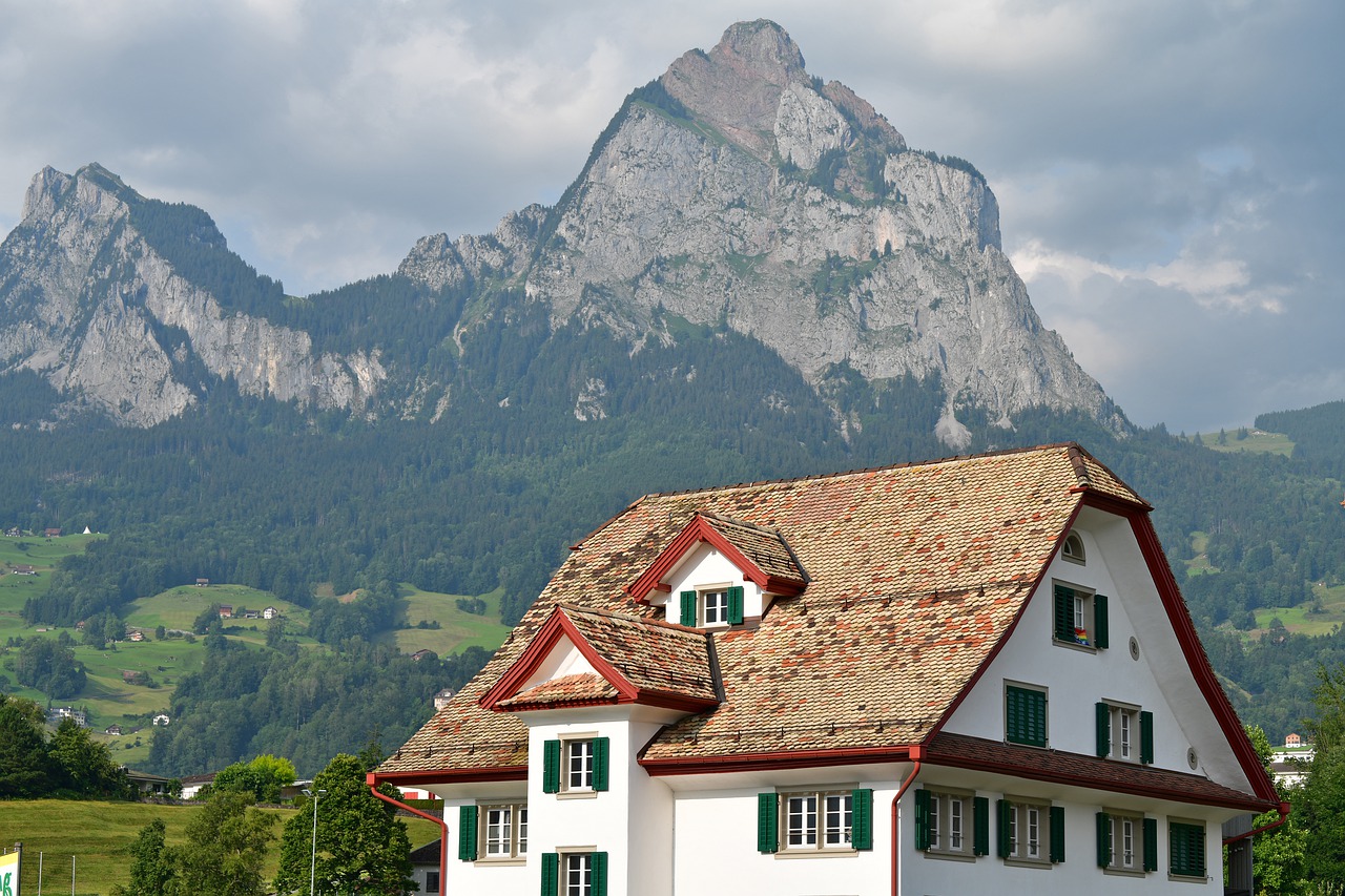 Switzerland Mountain Cottage House - farago_jozsef / Pixabay