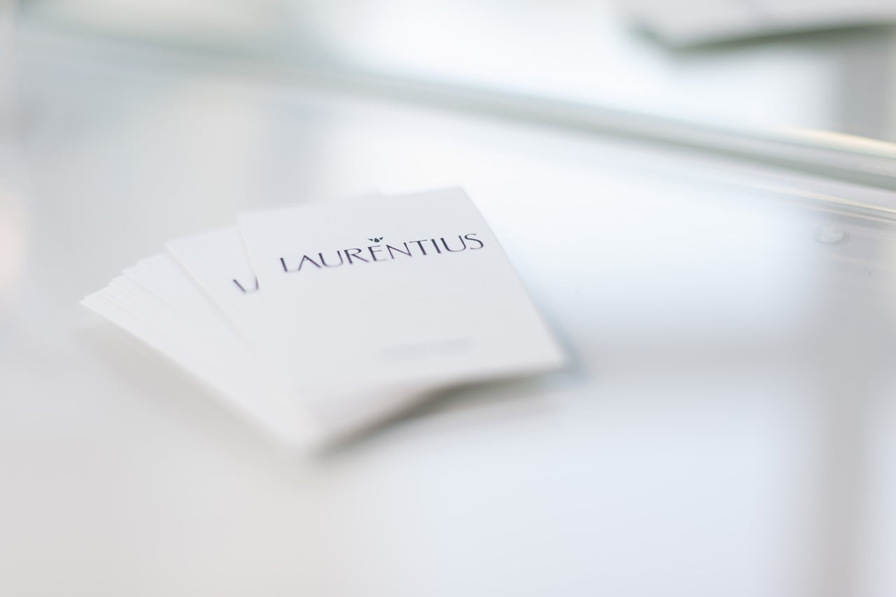 Table Surface Cards Business Cards - CoiffeurTeamLaurentius / Pixabay