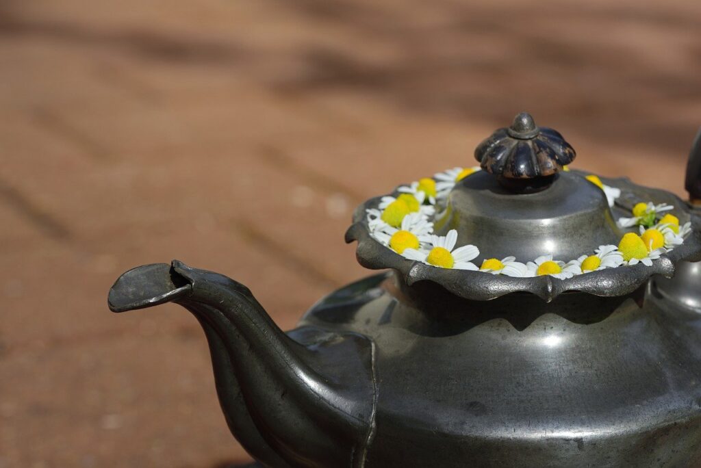 Teapot Tea Antique Metal  - ulleo / Pixabay