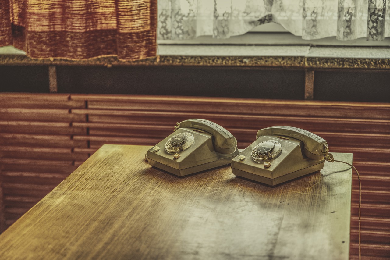 Telephones Desk Antique Phones - ArminEP / Pixabay