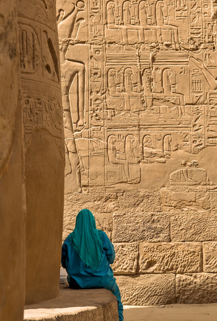 Temple Hieroglyphs Woman Characters - Peggychoucair / Pixabay