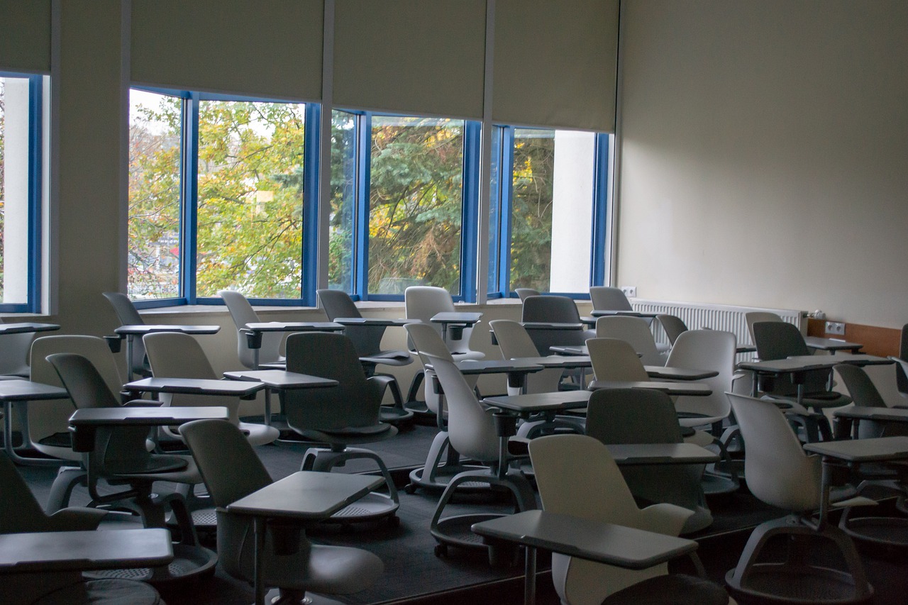 The Kozminski University Warsaw - dmvl / Pixabay