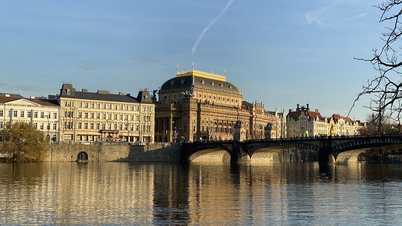 Theater River Bridge Building  - zemlalumir / Pixabay