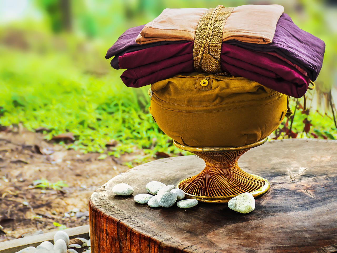 Theravada Buddhism Bowl With Robes  - truthseeker08 / Pixabay