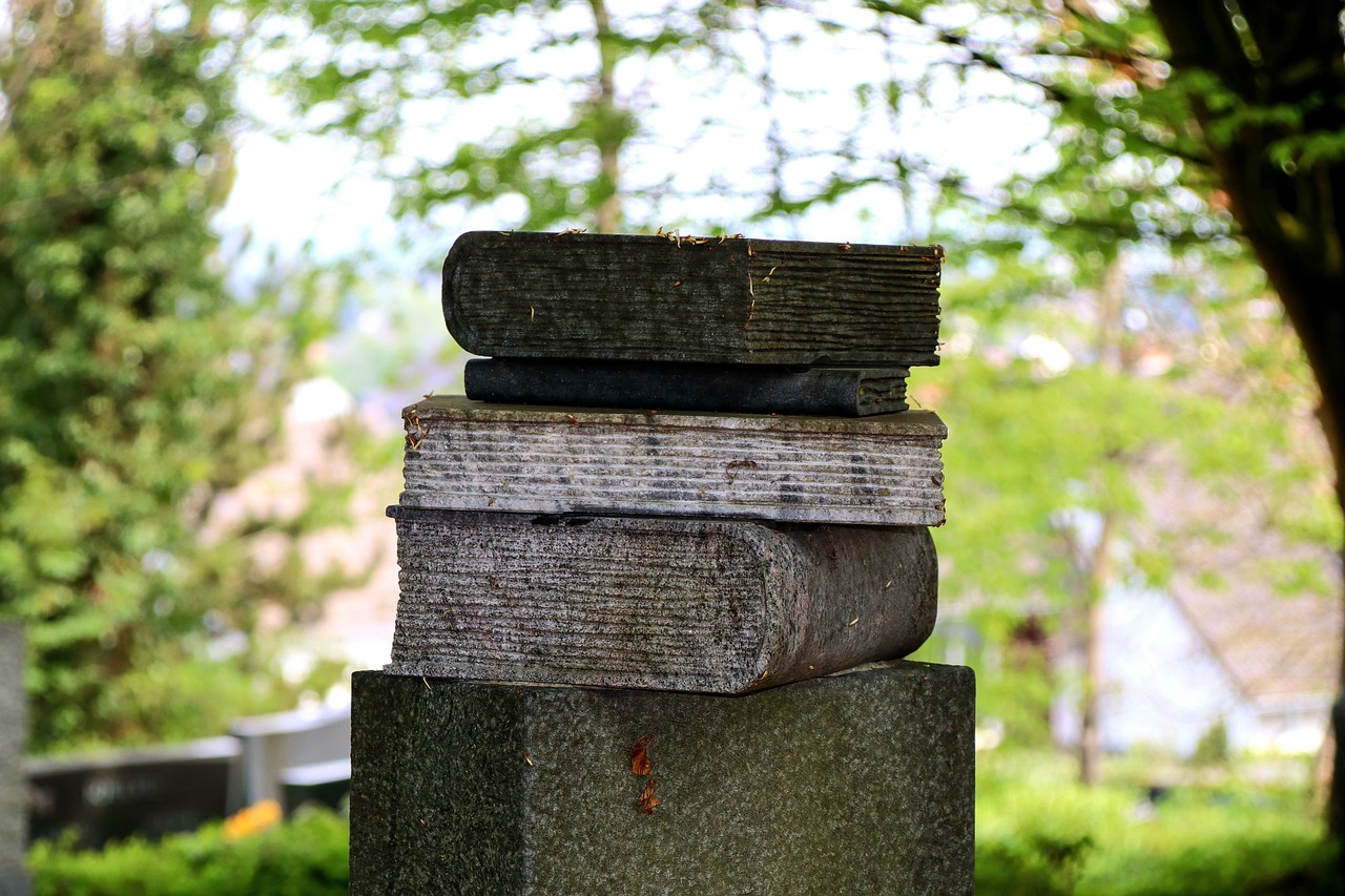 Tombstone Books Stone Grave - Tho-Ge / Pixabay