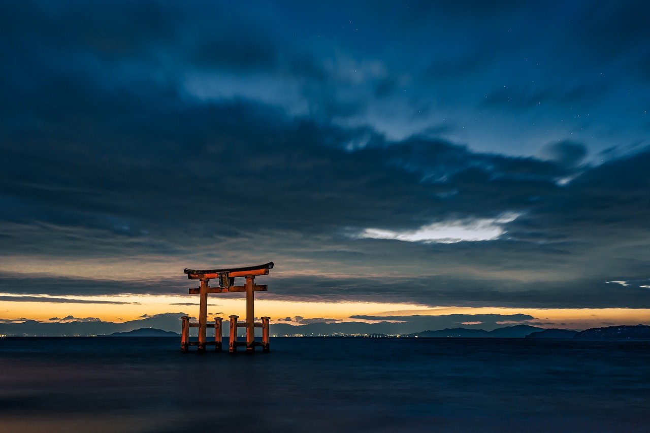 Torii Lake Twilight Dawn Sunrise  - KANENORI / Pixabay