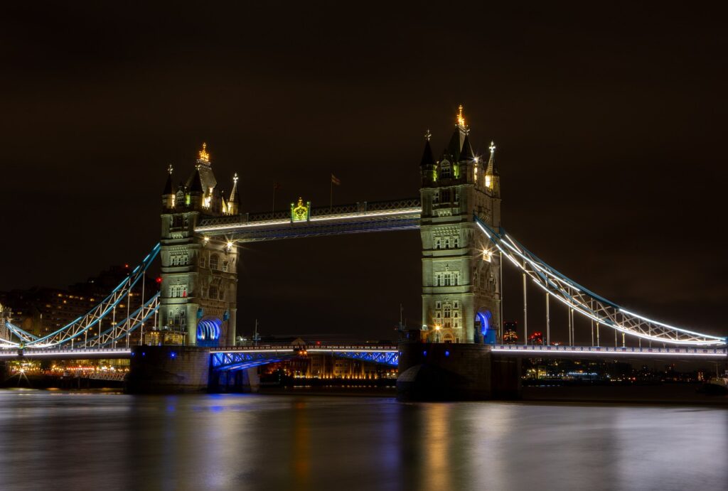 Tower Bridge River Night Lights  - TheOtherKev / Pixabay