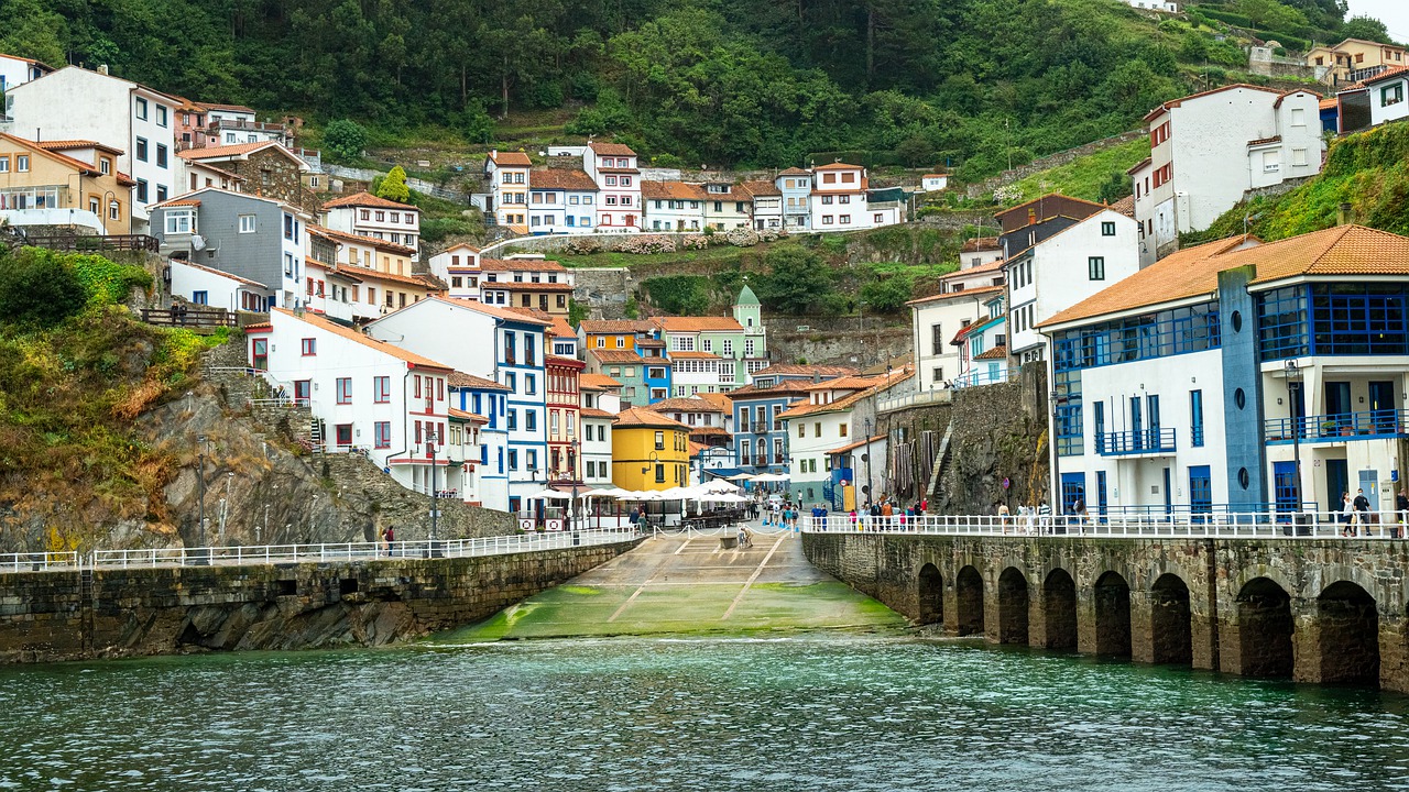 Town Coast Sea Seaside Village - rperucho / Pixabay