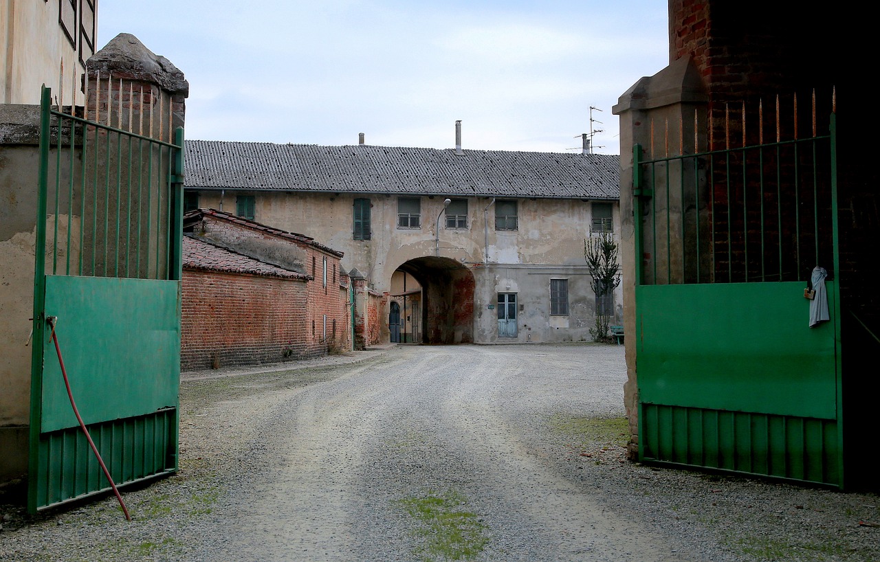 Town Gate Village Houses Shelter  - gianninalin / Pixabay