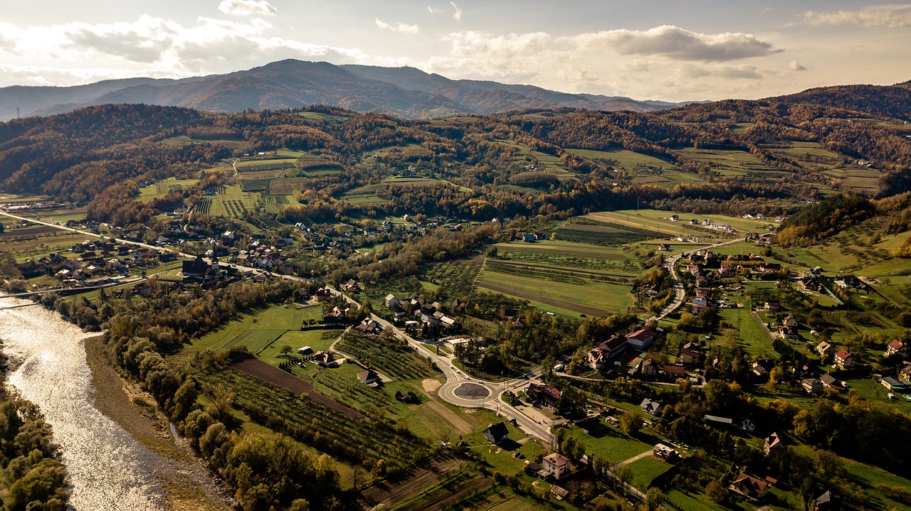 Town Mountains River Poland - lagys6675 / Pixabay