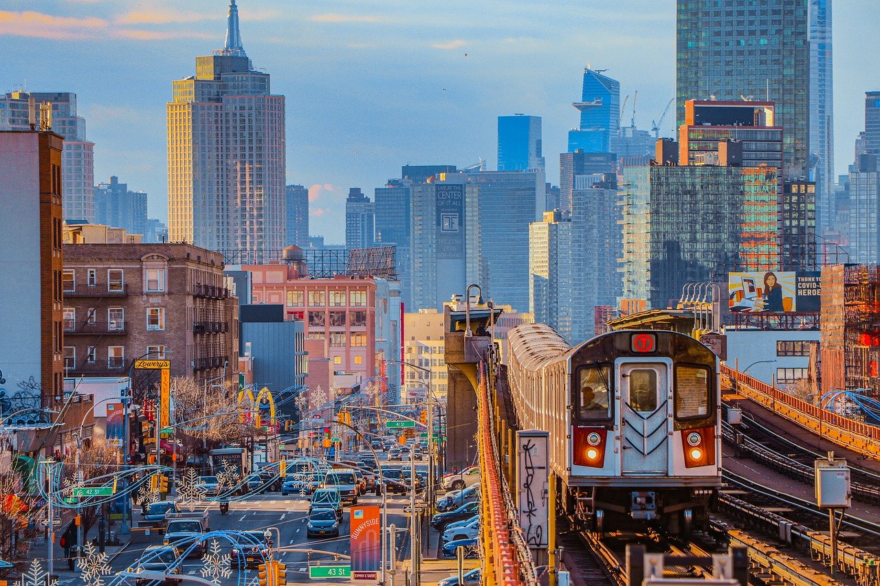 Train Buildings Traffic Road  - DivineLeaders / Pixabay