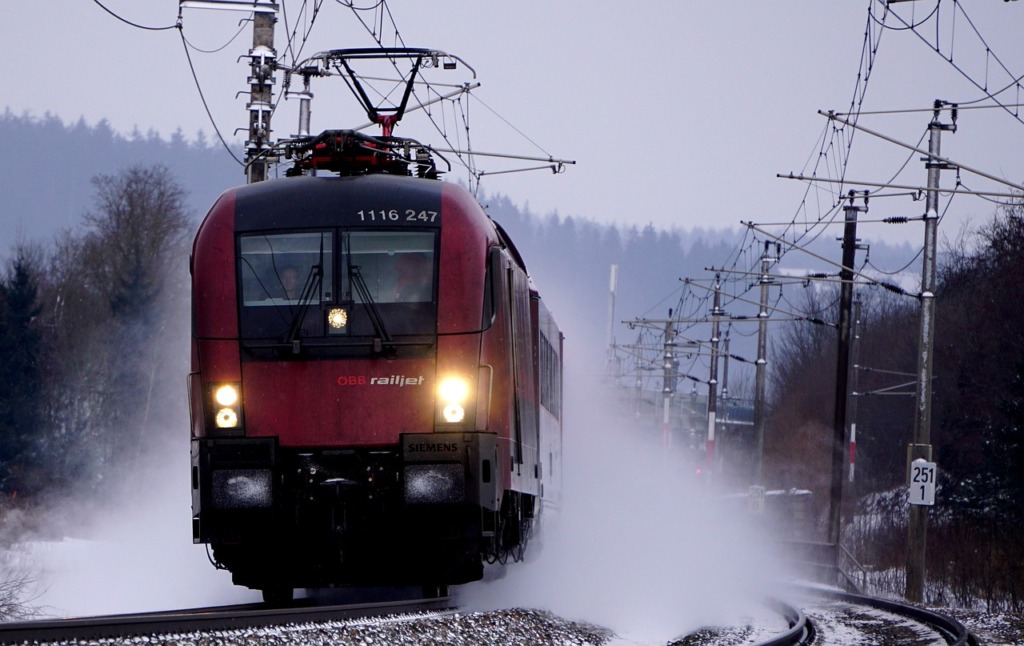Train Railway Winter Fog Mist  - wurliburli / Pixabay