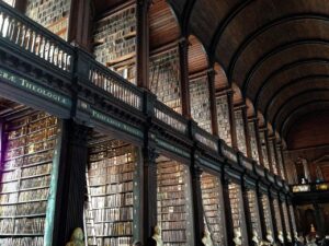 Trinity College Library Dublin  - marouh / Pixabay
