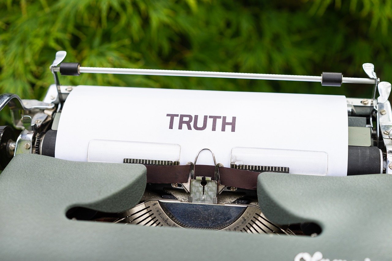 Typewriter Truth Conspiracy Secret  - viarami / Pixabay