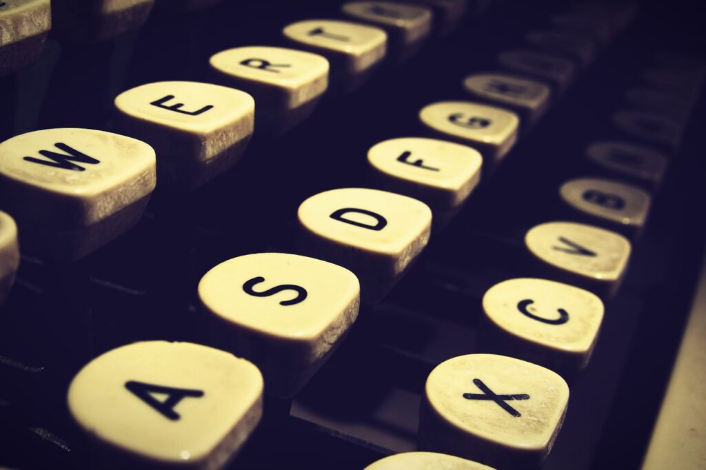 Typewriter Type Writer Old Antique  - BlenderTimer / Pixabay
