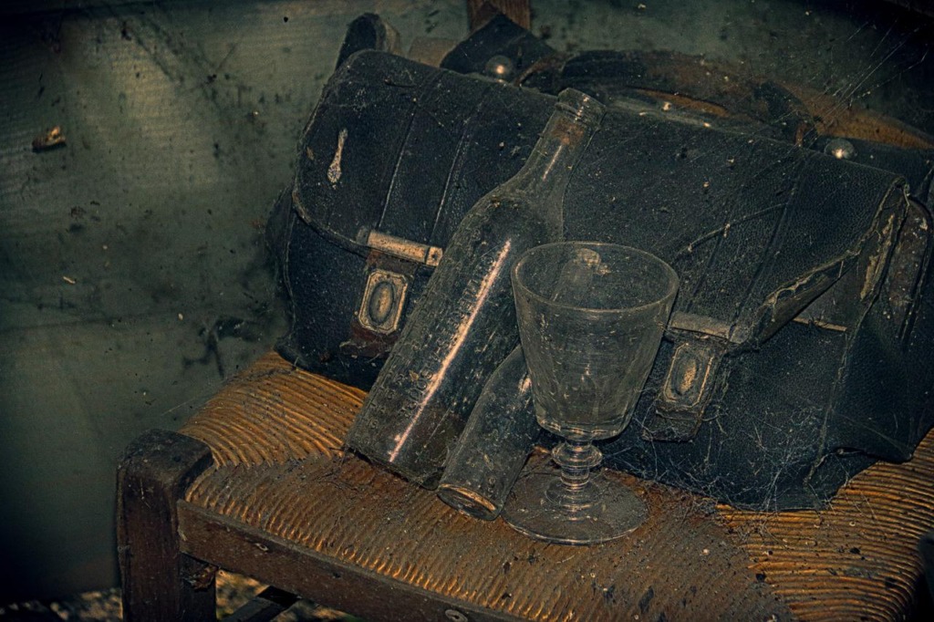 Urbex Satchel In Leather Glassware  - selenee51 / Pixabay