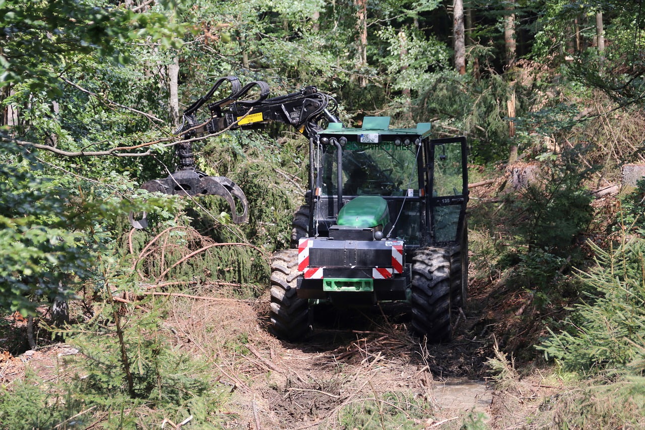 Vehicle Forest Tractor Crane - planet_fox / Pixabay