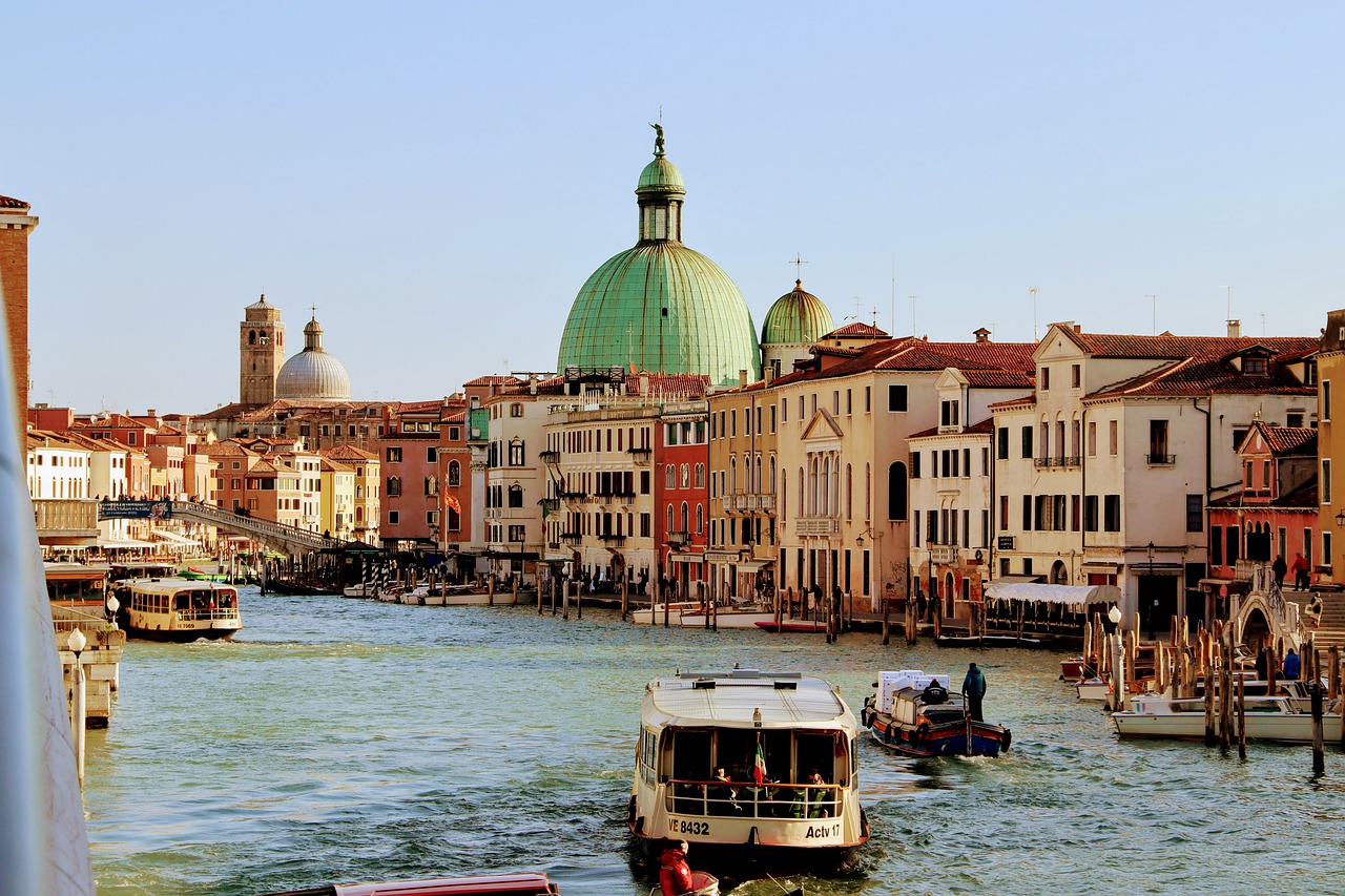 Venice Canal Boat Channel - GreenvalleyPictures / Pixabay