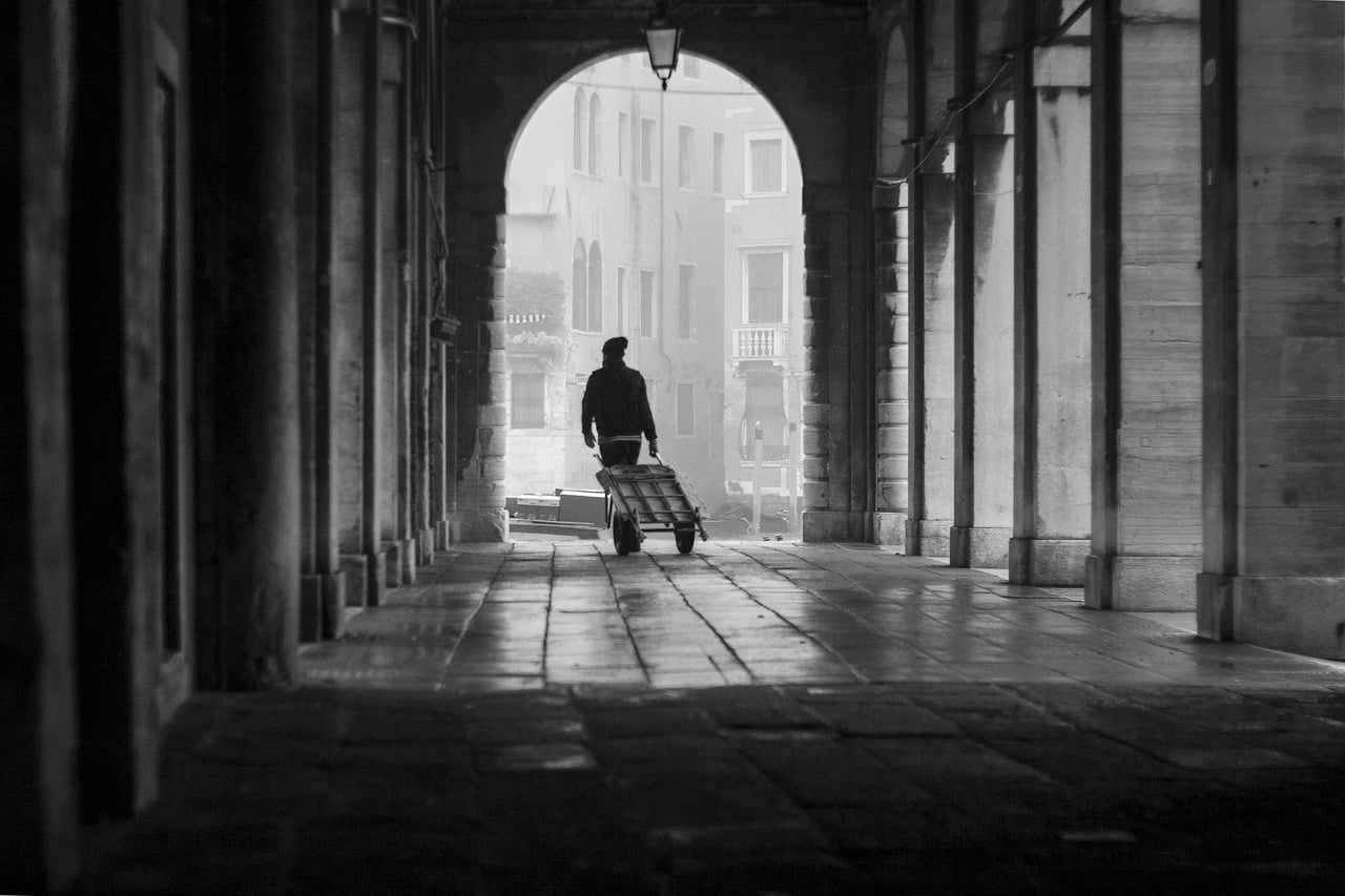 Venice Foggy Corridor Columns  - andrassziffer / Pixabay