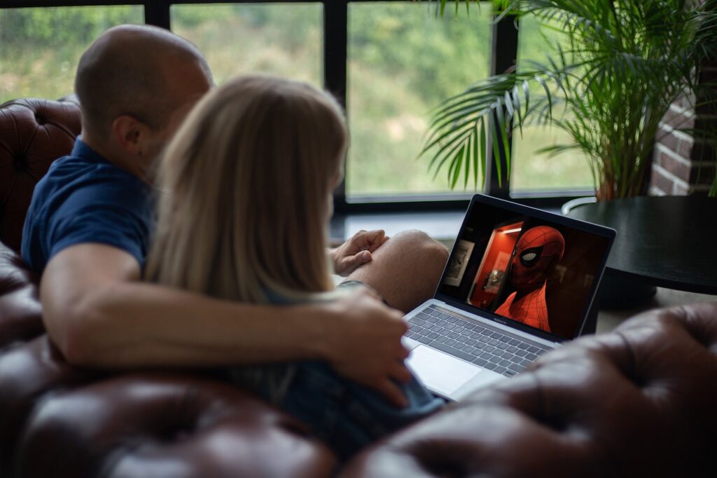 Video Streaming Laptop Pair Film  - FrankundFrei / Pixabay