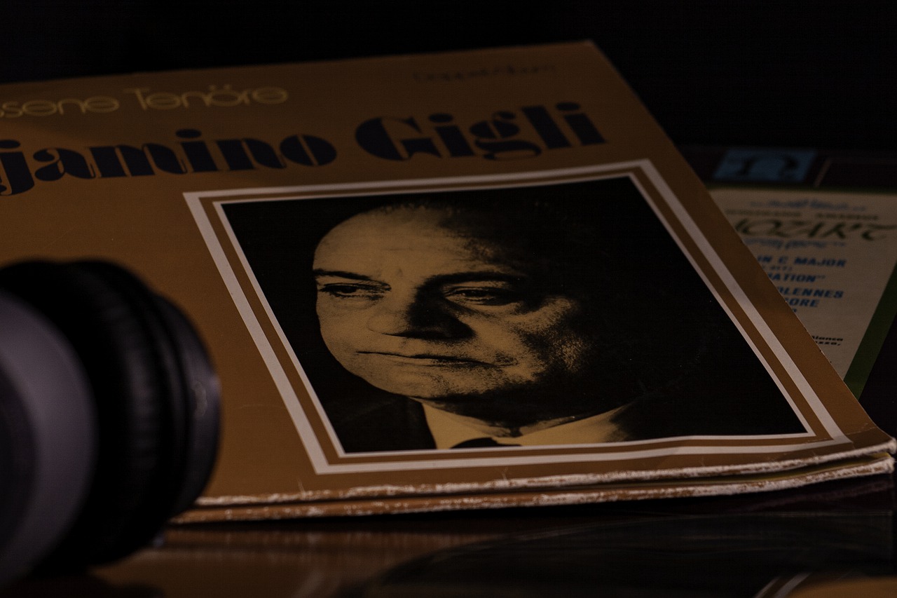 Vinyl Record Music Headphones - kissearth / Pixabay