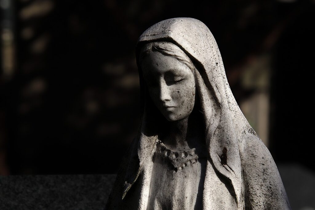 Virgin Mary Statue Cemetery  - GAIMARD / Pixabay