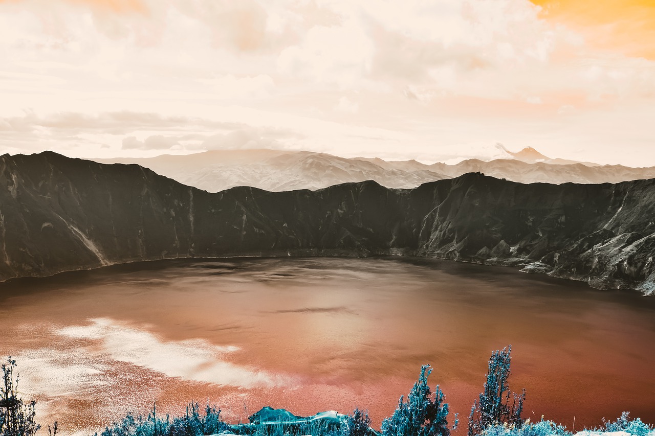 Volcanic Crater Lake Lake Volcano  - AJS1 / Pixabay