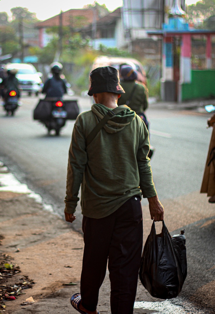 Walking City Man Road Father  - Syahdannugraha / Pixabay