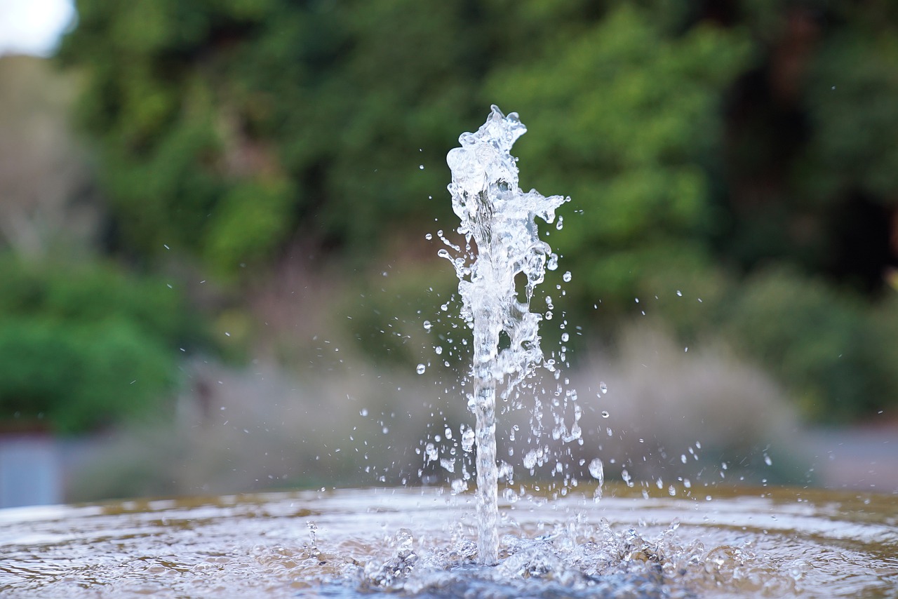 Water Fountain Water Spurt Garden  - SpencerWing / Pixabay