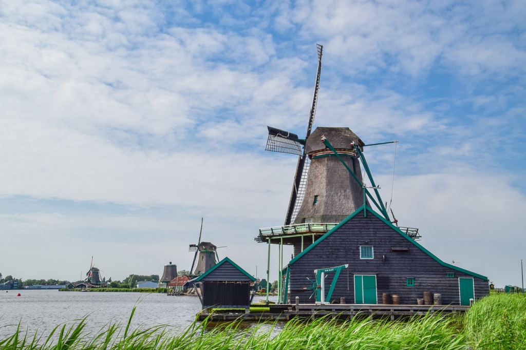 Windmills Building Lake Farm Water  - Ernestovdp / Pixabay