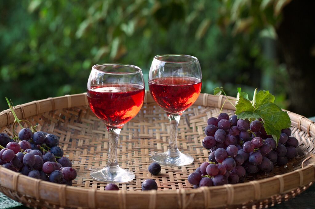 Wine Glasses Wine Grapes Still Life  - Zephyrka / Pixabay