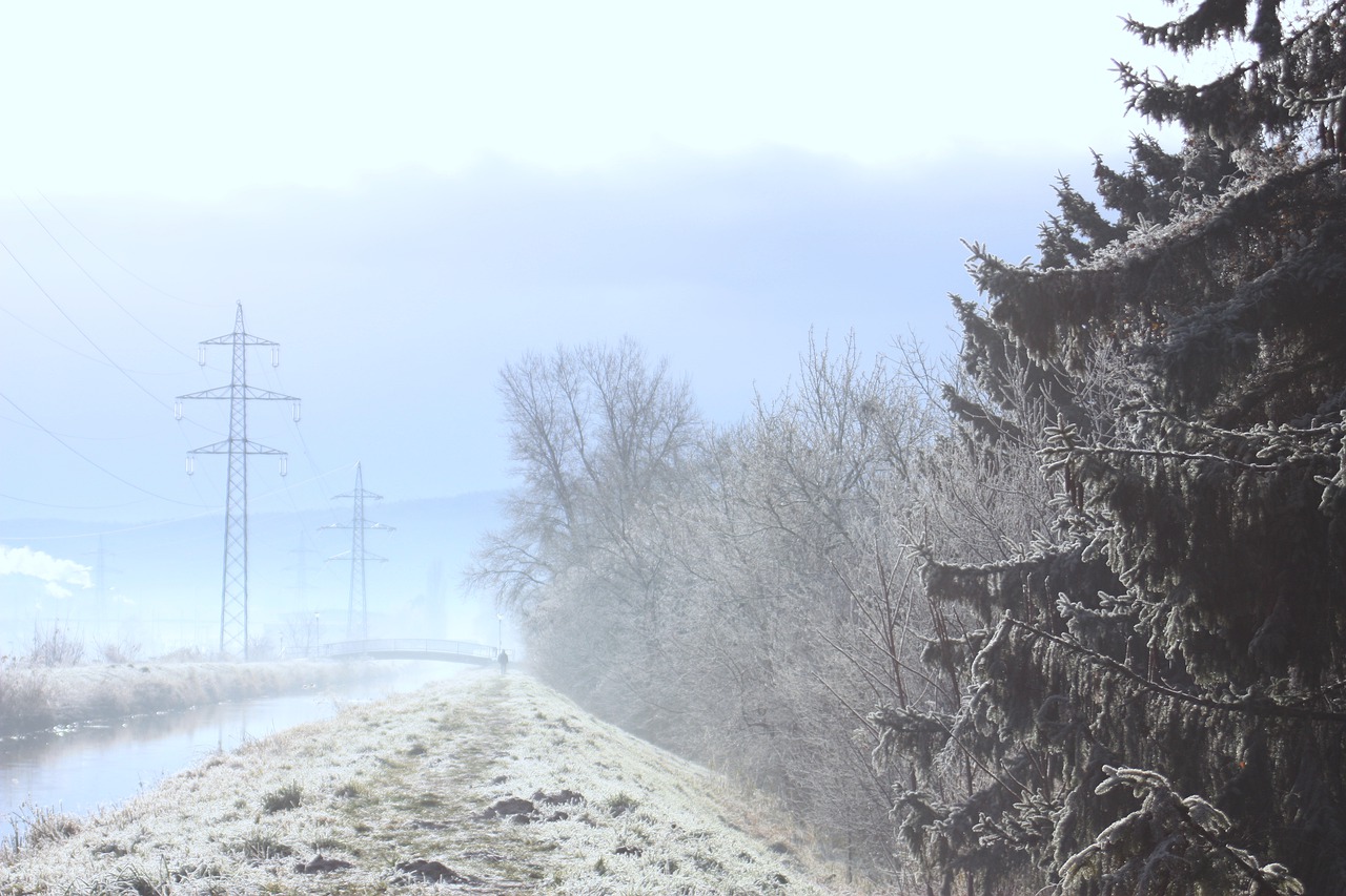 Winter Canal Powerlines - sun_in_shadow / Pixabay