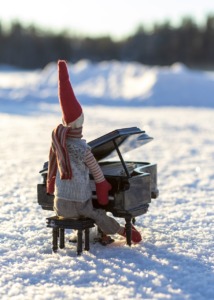 Winter Elf Christmas Piano Snow  - moonatarvainen / Pixabay