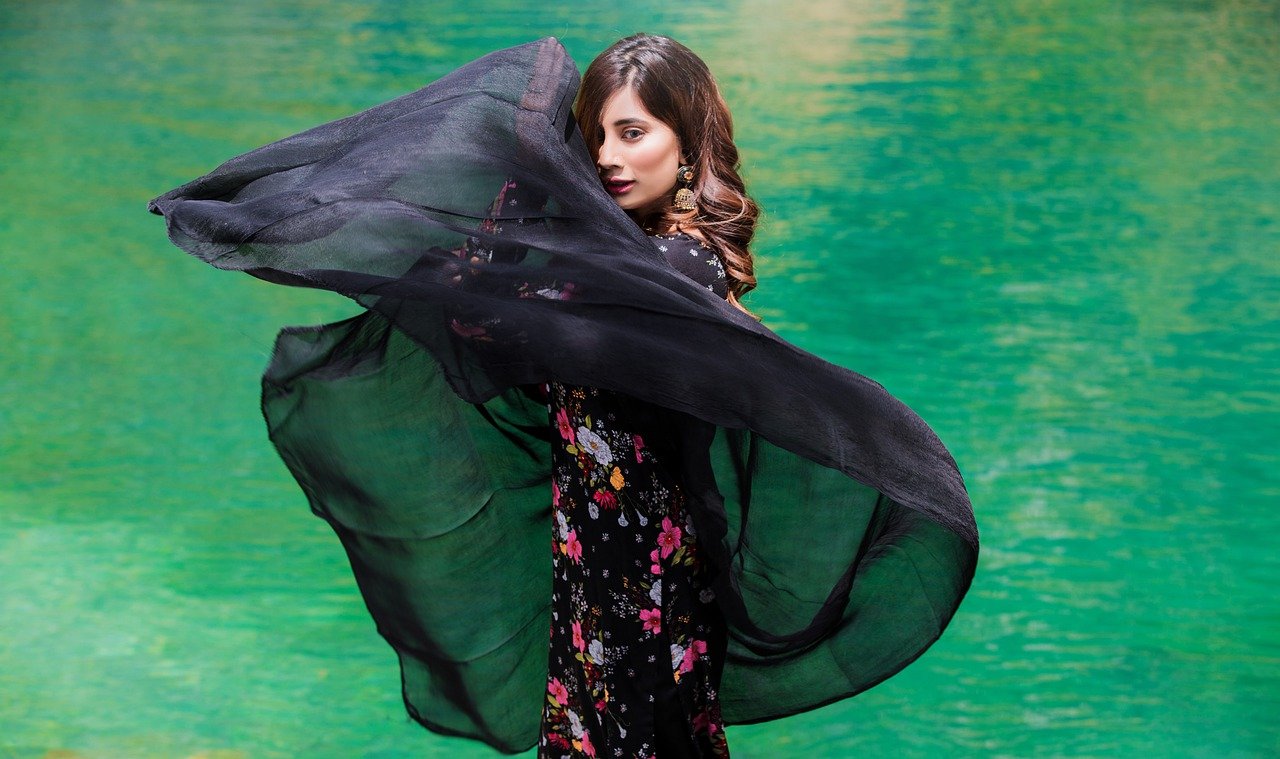 Woman Beauty Fashion Model Pose  - SuitsMeOnline / Pixabay