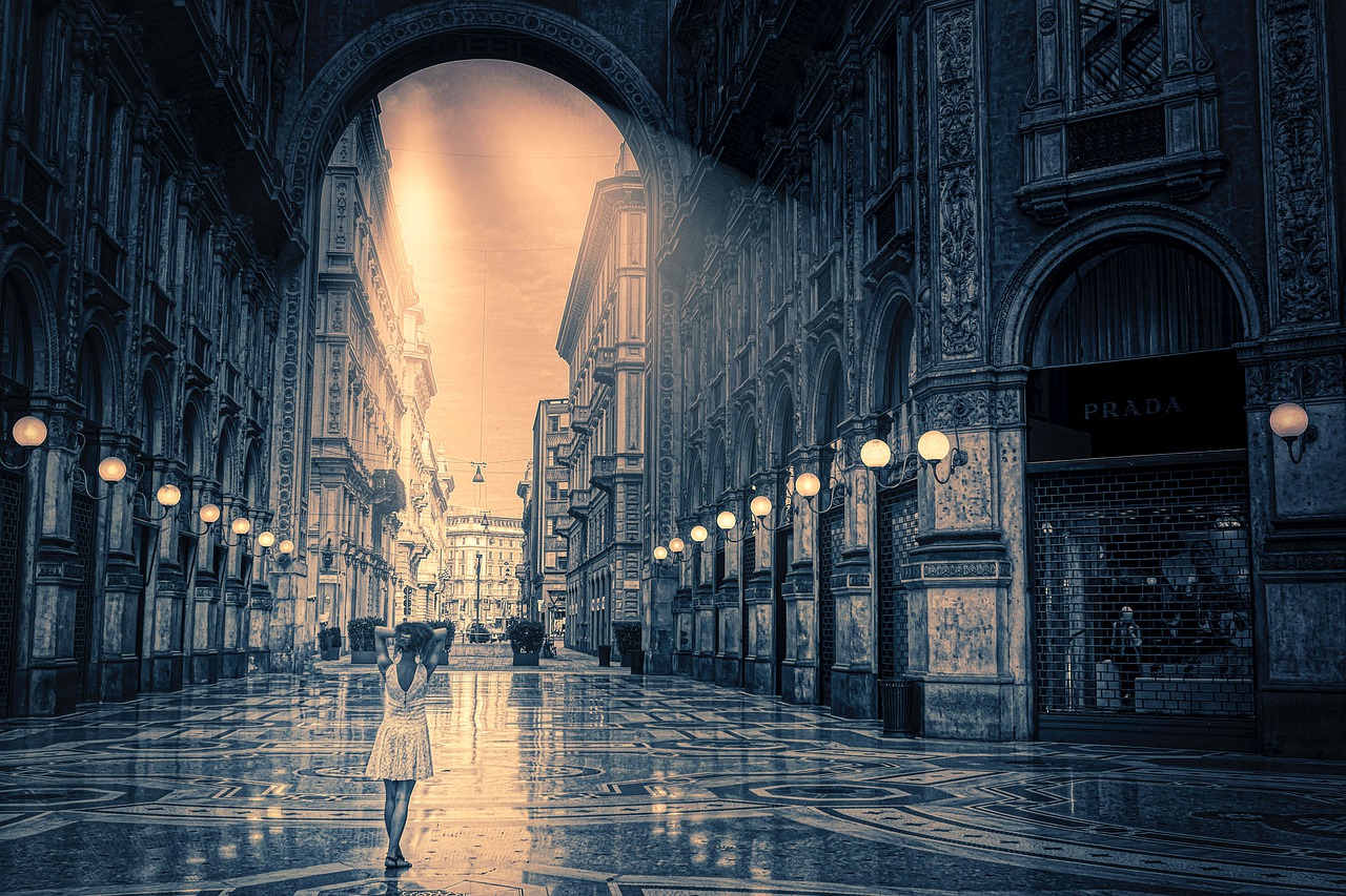 Woman Building Gallery Round Arch  - fietzfotos / Pixabay