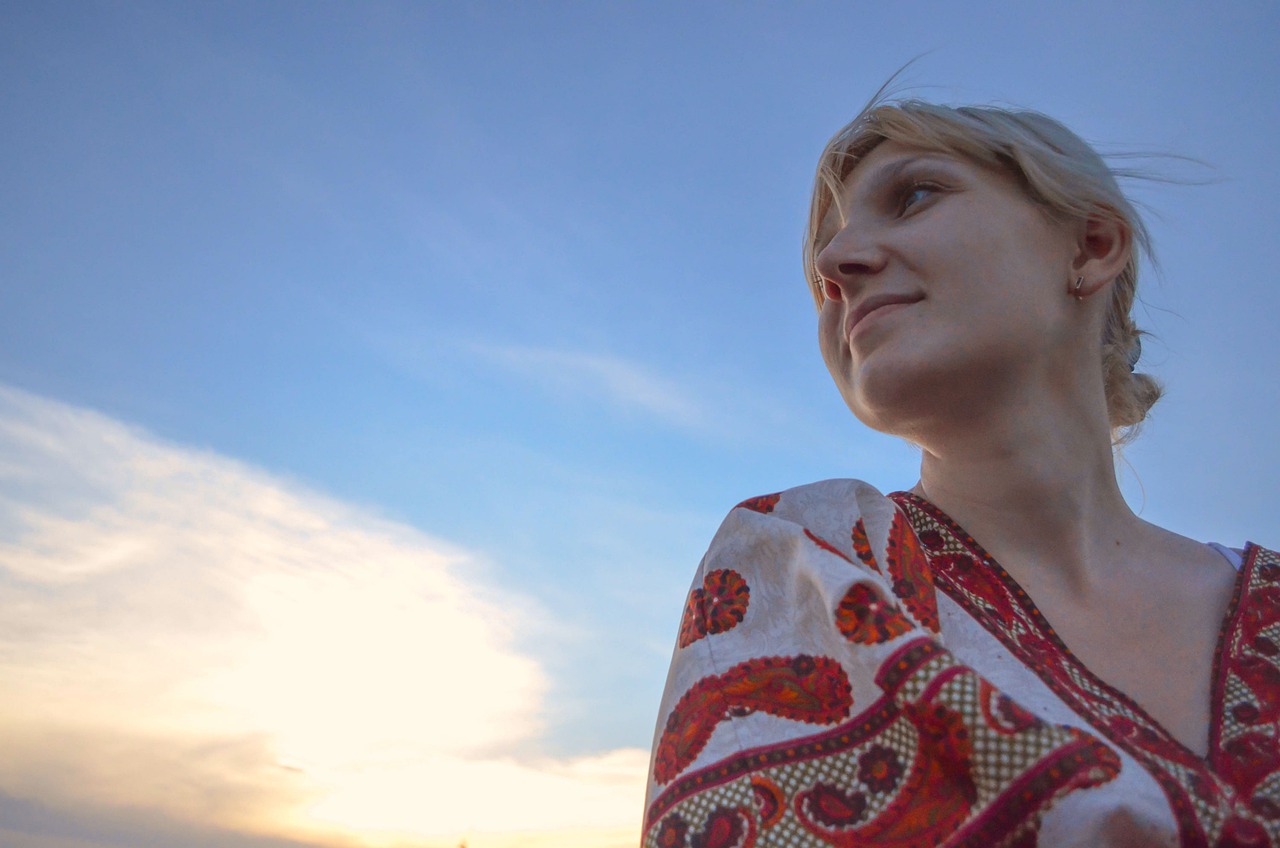 Woman Daydreaming Portrait Sky  - alyoshine / Pixabay