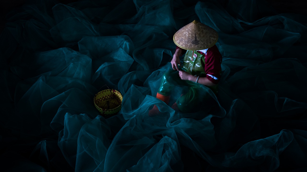 Woman Fixing Nets Xiapu Fujian - mercierzeng / Pixabay