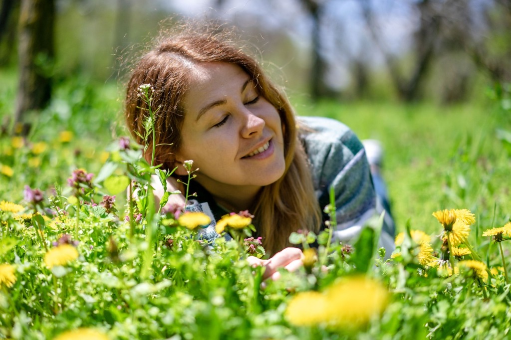 Woman Happy Field Flowers Portrait  - VisionPics / Pixabay
