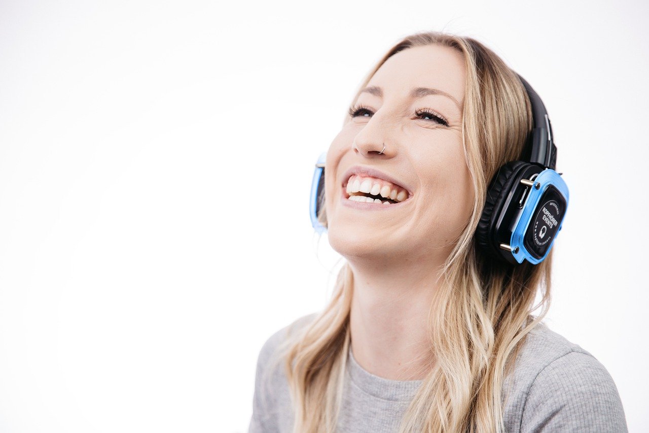 Woman Headphones Smile Laugh Model  - KopfhörerEventsDE / Pixabay