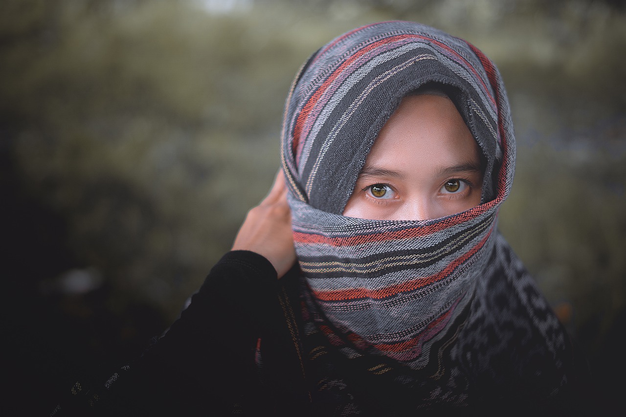 Woman Hijab Ikat Blanket Portrait  - Senja夕暮れ / Pixabay