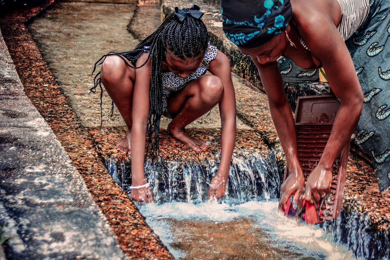 Woman Laundry Stream Washing - ClaraundBen / Pixabay