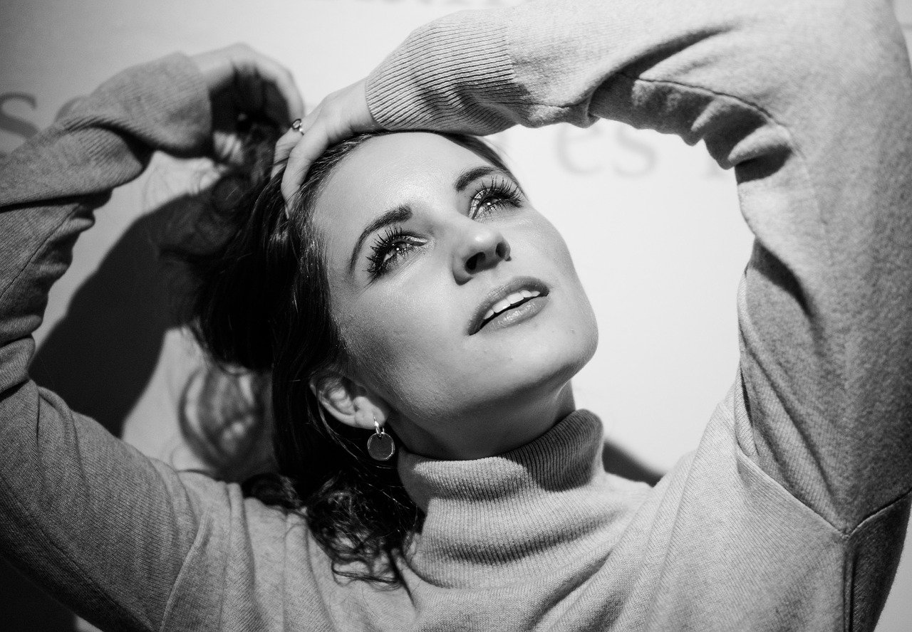 Woman Look Wondering Happy Strong - 46173 / Pixabay