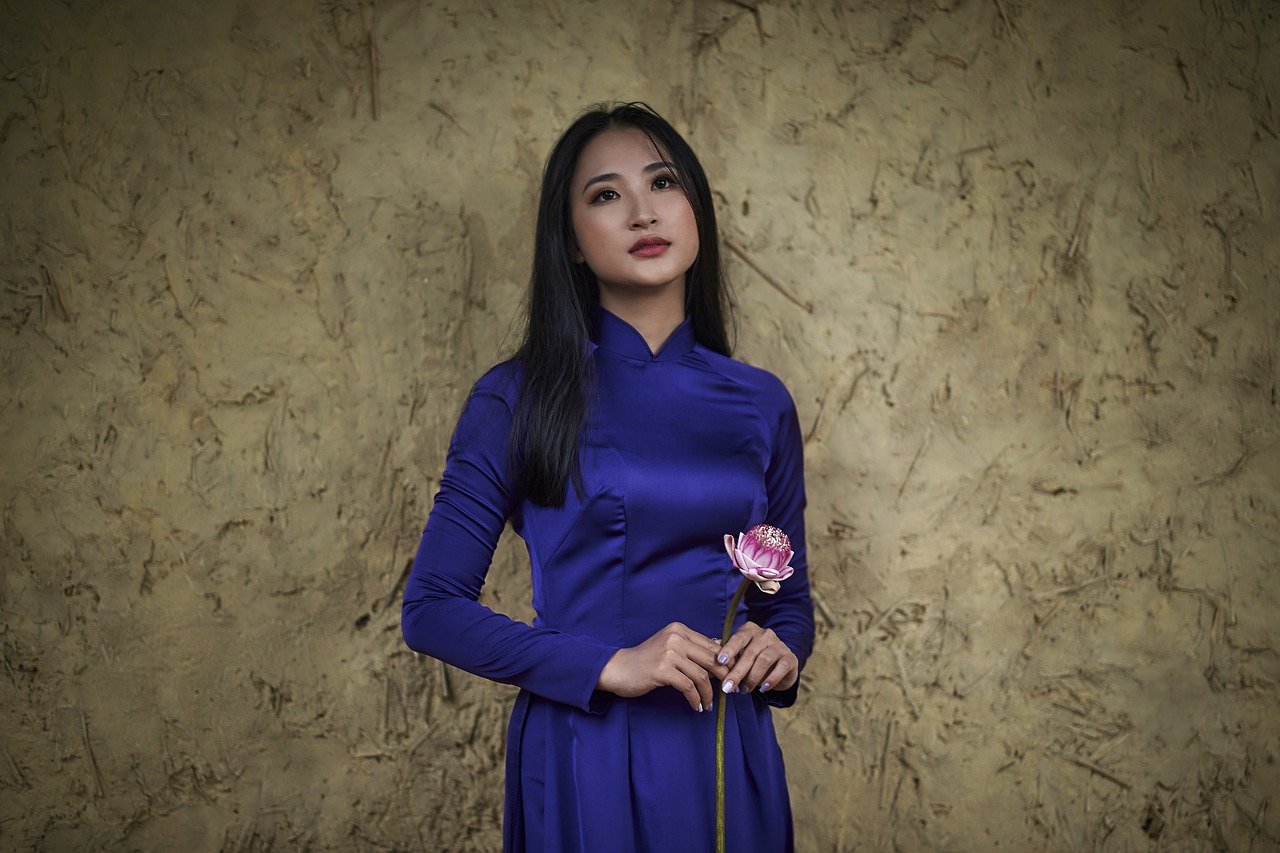 Woman Model Dress Flower Pose  - TieuBaoTruong / Pixabay