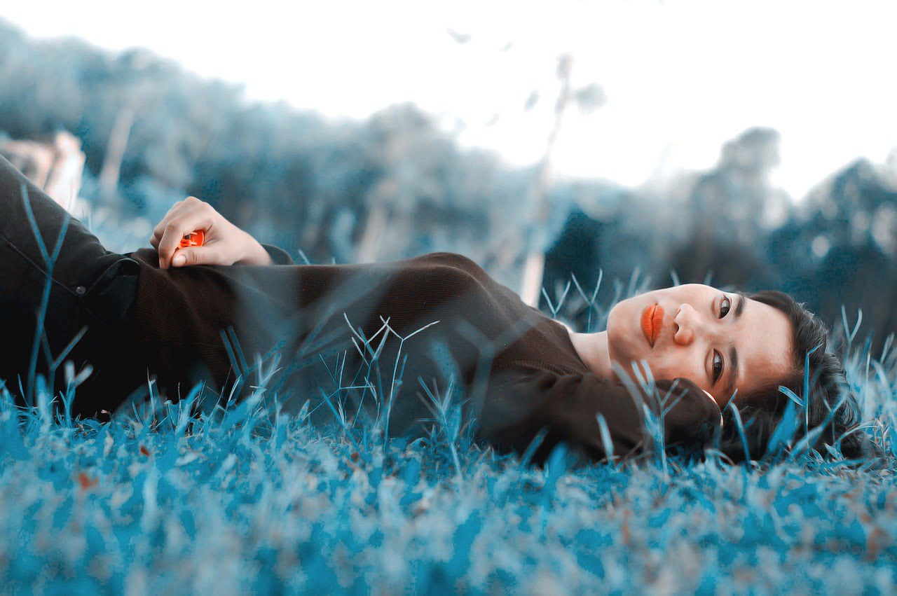 Woman Model Grass Smile Pose  - yobby_rony / Pixabay