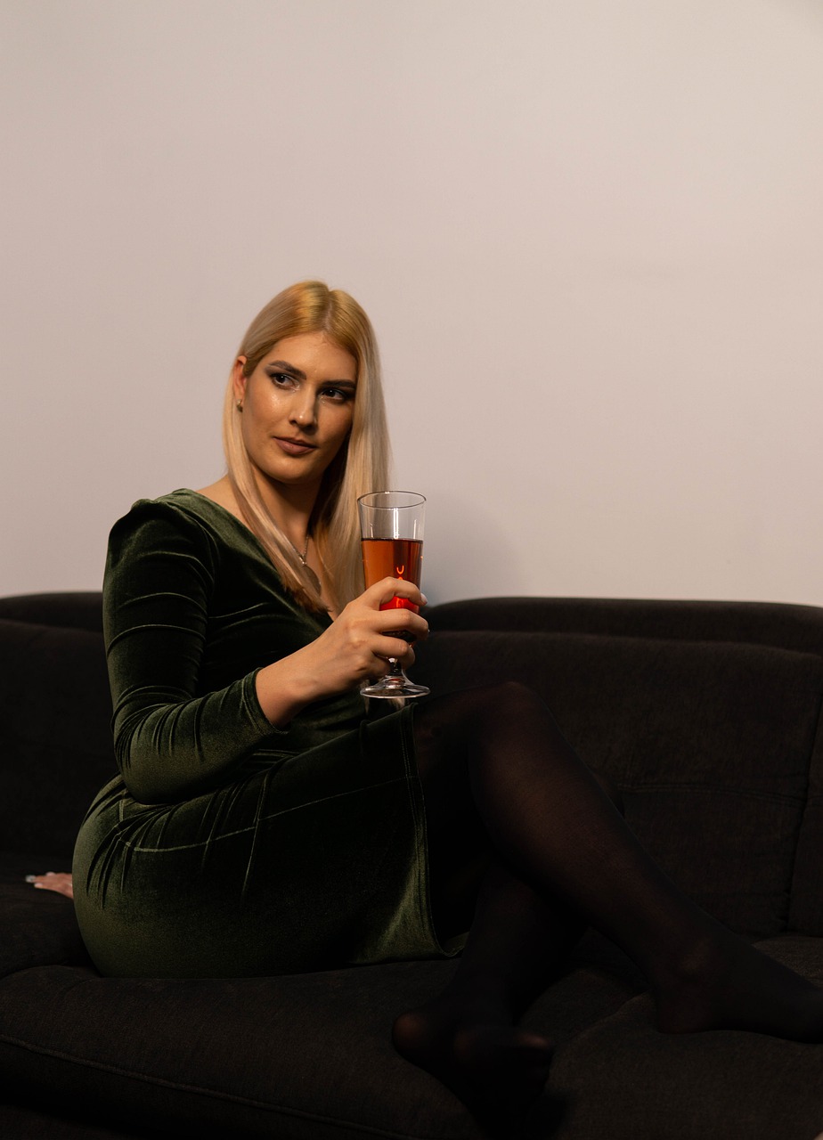 Woman Model Portrait Dress Drink - MauraLBU / Pixabay