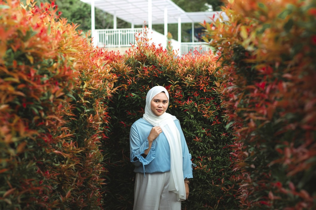 Woman Muslim Woman Garden Nature  - iqbalnuril / Pixabay