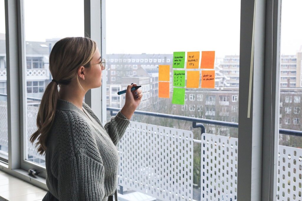 Woman Office Post Its Notes Window  - magnetme / Pixabay